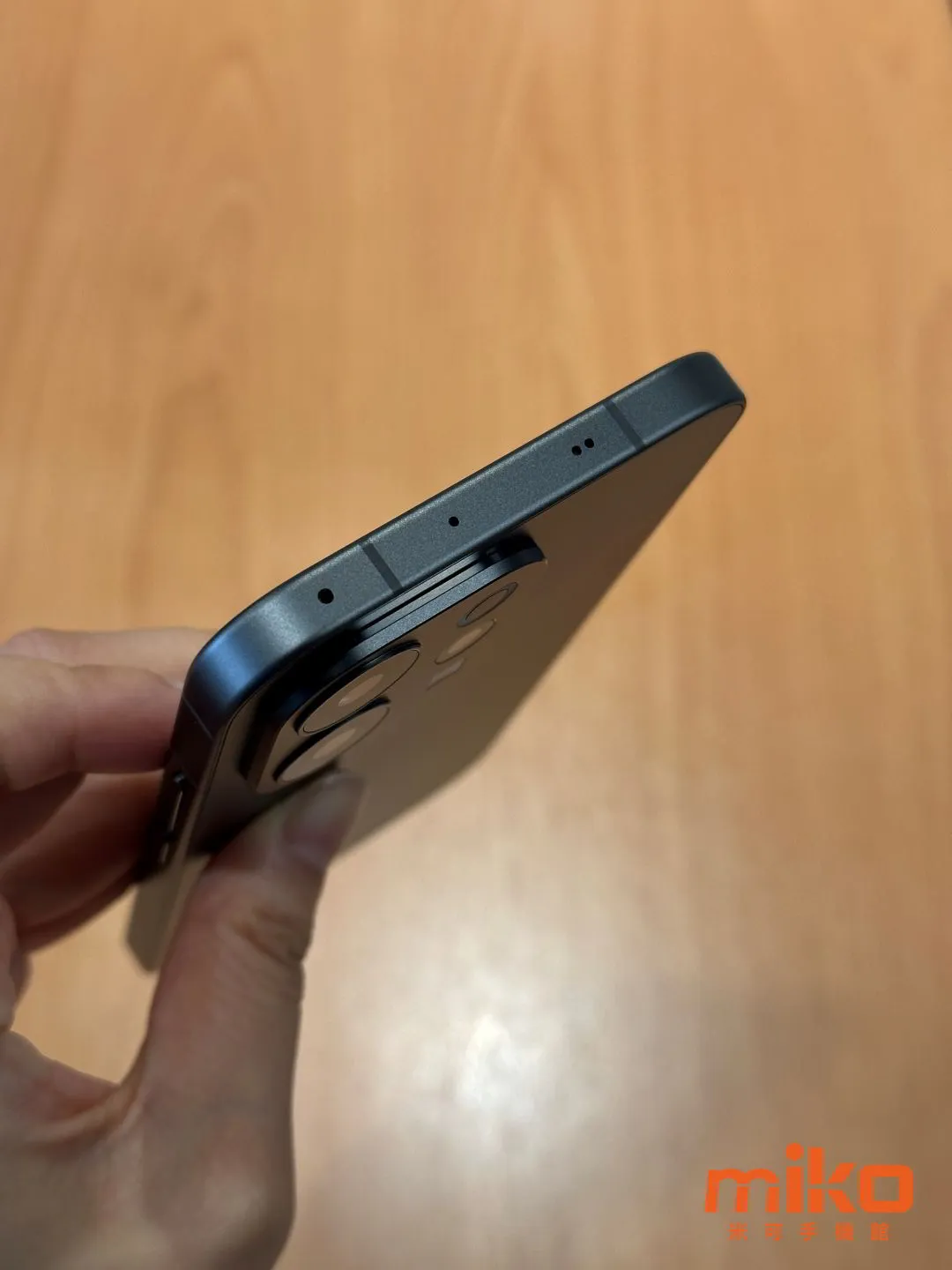 vivo V70 機身上方有一顆收音麥克風與一組喇叭